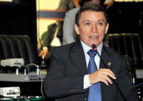 “Quem é contra o parlamento sente falta da ditadura”